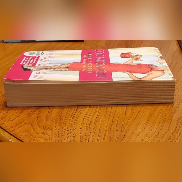 Autographed book. Author Jane Porter, Odd Mom Out, Paperback. - Picture 3 of 7